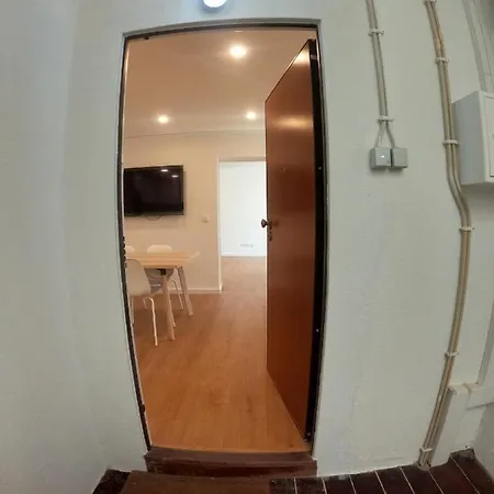 Lisbon, Renovated T2 Near Rossio * リスボン